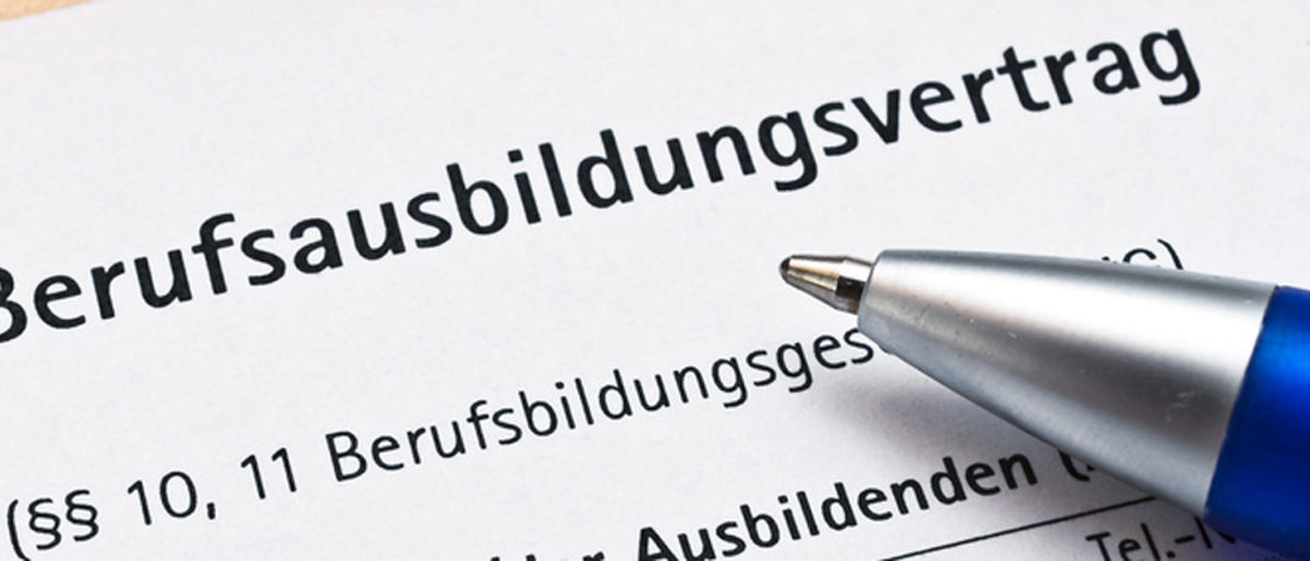 ausbildungsvertrag, berufsausbildung, berufschule, kugelschreiber, arbeitgeber, arbeitnehmer, stift, arbeitsplatz, arbeitsverhltnis, arbeitsvertrag, ausbildung, ausbildungsbetrieb, ausbildungsplatz, ausbildungswerkstatt, auszubildender, azubi, beruf, berufswahl, handwerk, handwerker, kndigungsfrist, metallverarbeitung, nachwuchskrfte, probezeit, vertrag, zukunft, bbg, lehrling, tisch