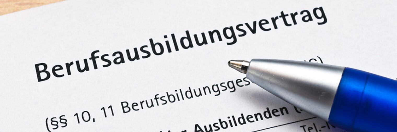 ausbildungsvertrag, berufsausbildung, berufschule, kugelschreiber, arbeitgeber, arbeitnehmer, stift, arbeitsplatz, arbeitsverhltnis, arbeitsvertrag, ausbildung, ausbildungsbetrieb, ausbildungsplatz, ausbildungswerkstatt, auszubildender, azubi, beruf, berufswahl, handwerk, handwerker, kndigungsfrist, metallverarbeitung, nachwuchskrfte, probezeit, vertrag, zukunft, bbg, lehrling, tisch