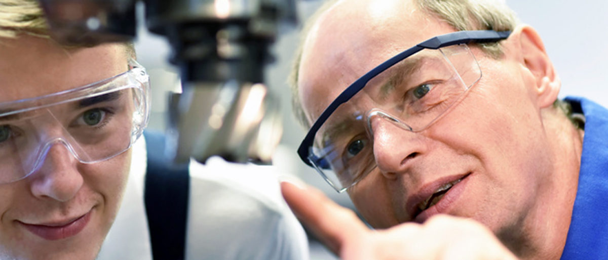 berufsausbildung, erlernen, ausbildung, technik, facharbeiter, handwerker, gruppe, personen, ausbilden, azubi, training, jugendlicher, lehrling, praxis, schule, technisch, industrie, arbeiter, ingenieur, lehrer, ausbilder, wissen, berufsbildung, unterrichten, lehrstelle, nachwuchs, karriere, auszubildender, trainieren, ausbildungsberuf, werkstatt, maschine, handwerk, baumaschine, cnc, mann, senior, jung, alt, leute, ausbildungsplatz, jugendliche, meister, bildung, werksttte, professionell, knnen