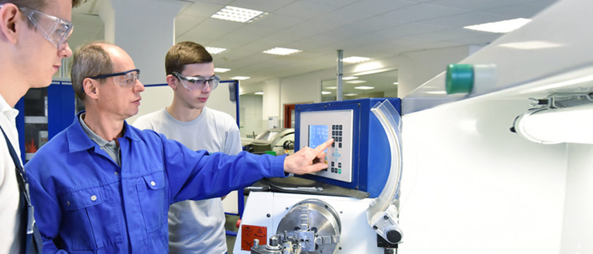 ausbildung, beruf, handwerk, schule, lehrer, lehrstelle, cnc, jugendliche, training, berufsausbildung, industrie, personen, leute, mann, bildung, trainieren, ausbilden, azubi, lehrling, berufsschule, berufsbildung, jugendlicher, lernen, maschine, qualifizierung, ingenieurwesen, technisch, technik, drehmaschine, arbeitsplatz, handwerker, arbeiter, gwissenhaft, team, gruppe, teamwork, senior, mnner, arbeitskleidung, berufsbekleidung, jung, ausbilder, wissen, meister, perspektive, karriere, ausbildungsberuf, ausbildungsplatz, auszubildenter, zerspannungsmechaniker