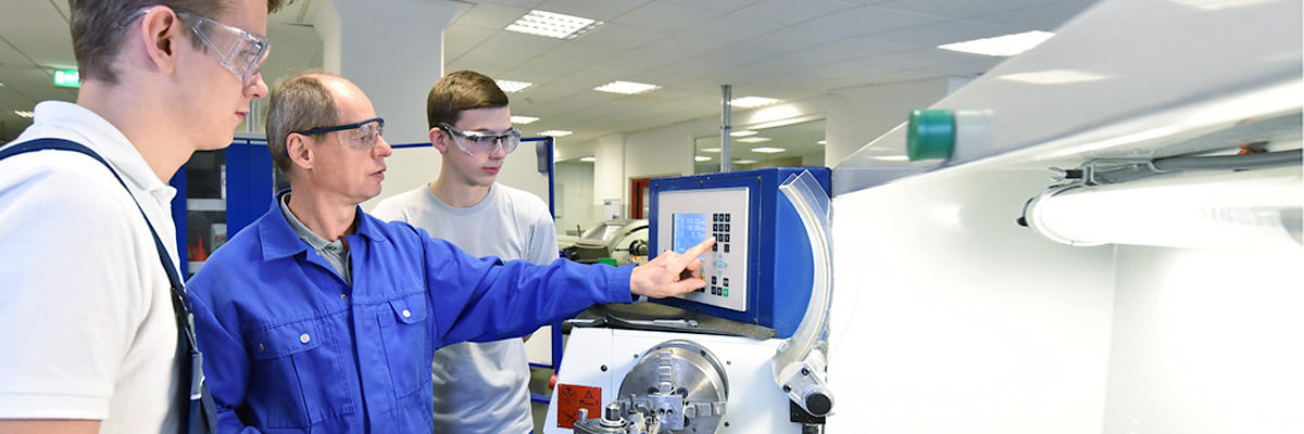 ausbildung, beruf, handwerk, schule, lehrer, lehrstelle, cnc, jugendliche, training, berufsausbildung, industrie, personen, leute, mann, bildung, trainieren, ausbilden, azubi, lehrling, berufsschule, berufsbildung, jugendlicher, lernen, maschine, qualifizierung, ingenieurwesen, technisch, technik, drehmaschine, arbeitsplatz, handwerker, arbeiter, gwissenhaft, team, gruppe, teamwork, senior, mnner, arbeitskleidung, berufsbekleidung, jung, ausbilder, wissen, meister, perspektive, karriere, ausbildungsberuf, ausbildungsplatz, auszubildenter, zerspannungsmechaniker