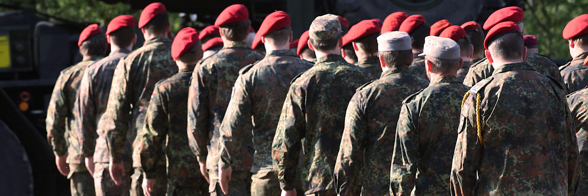 soldaten, militr, armee, krieg, streitkrfte, bundeswehr, infanterie, uniform, terror, gewehr, waffe, truppen, schuwaffe, schlacht, nato, kommando, offizier, pistole, terrorismus, konflikt, veteran, maschinengewehr, afganistan, irak, scharfschtze, munition, kriegsfhrung, bewaffnet, gi, tarnung, angriff, krieger, usa, russland, ranger, ukraine, killer, schutz, wache, berfall, verteidigung, patriot, patriotisch, stolz, sicherheit, ziel, rstung, waffen, patriotismus, feind