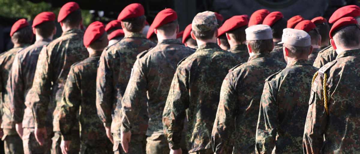 soldaten, militr, armee, krieg, streitkrfte, bundeswehr, infanterie, uniform, terror, gewehr, waffe, truppen, schuwaffe, schlacht, nato, kommando, offizier, pistole, terrorismus, konflikt, veteran, maschinengewehr, afganistan, irak, scharfschtze, munition, kriegsfhrung, bewaffnet, gi, tarnung, angriff, krieger, usa, russland, ranger, ukraine, killer, schutz, wache, berfall, verteidigung, patriot, patriotisch, stolz, sicherheit, ziel, rstung, waffen, patriotismus, feind
