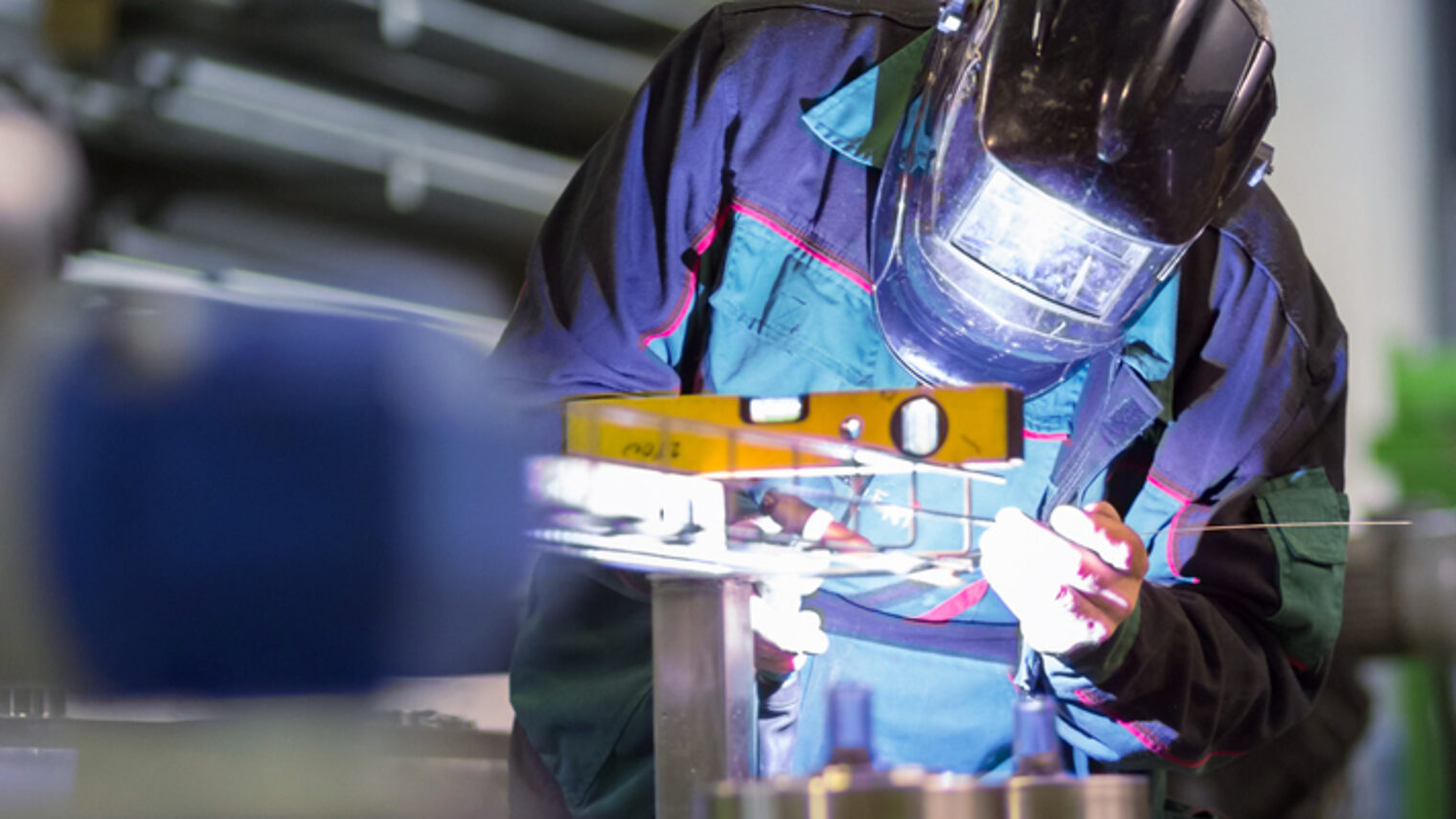 Industrial worker with protective mask welding inox elements in steel structures manufacture workshop. Schlagwort(e): welder, industry, worker, inox, steel, metal, craftsman, industrial, craft, manufacturing, engineering, welding, factory, skill, man, mask, safety, spark, protection, flash, manufacture, metalwork, weld, laborer, equipment, welded, labor, work, occupation, skilled, production, repair, torch, fabrication, manual, technical, fabricate, assembly, tool, helmet, iron, connect, workwear, manual worker, manufacturing plant, protective workwear, welding torch, gas, join, construction