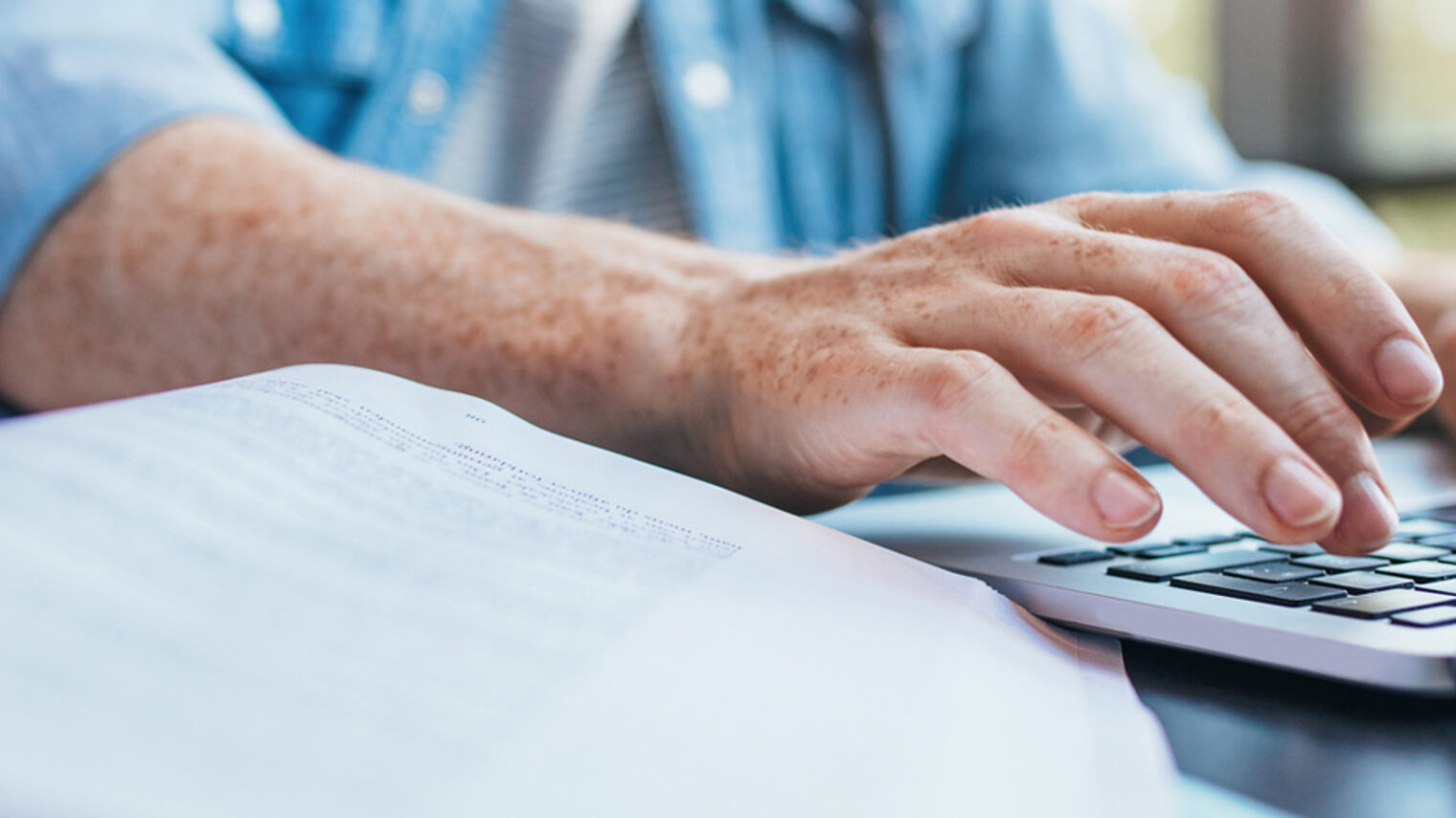 Notebook und Akten. Prüfung und Berechnung. Bild: Jacob Lund / fotolia.com
