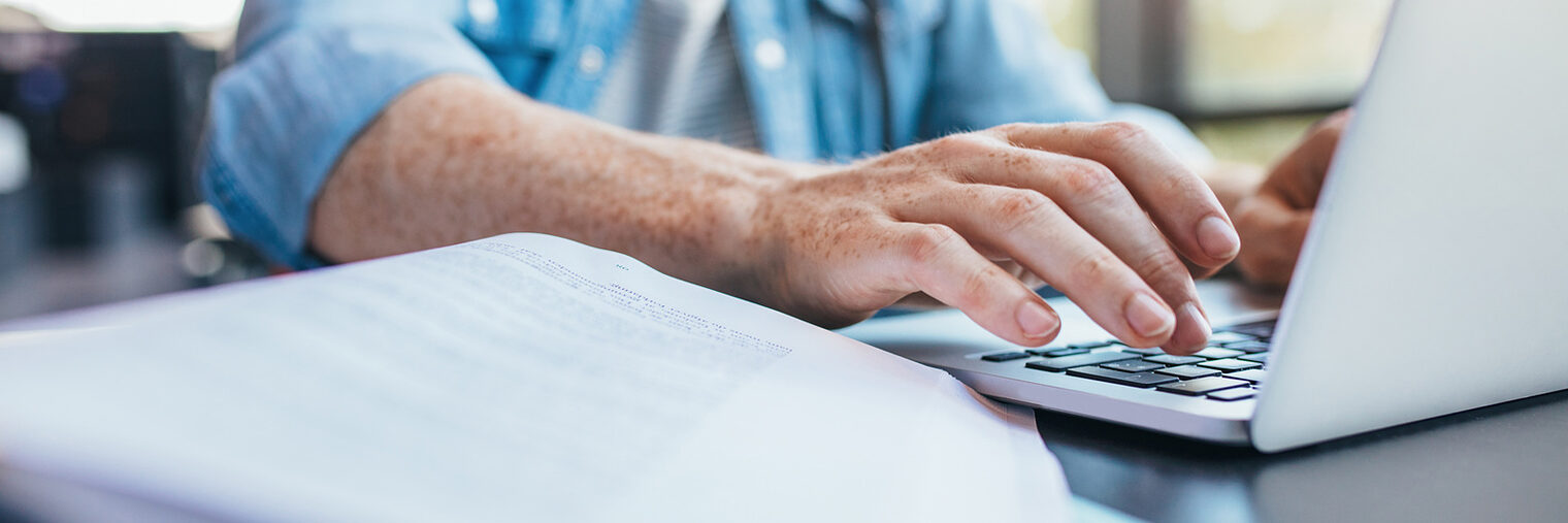 Notebook und Akten. Prüfung und Berechnung. Bild: Jacob Lund / fotolia.com