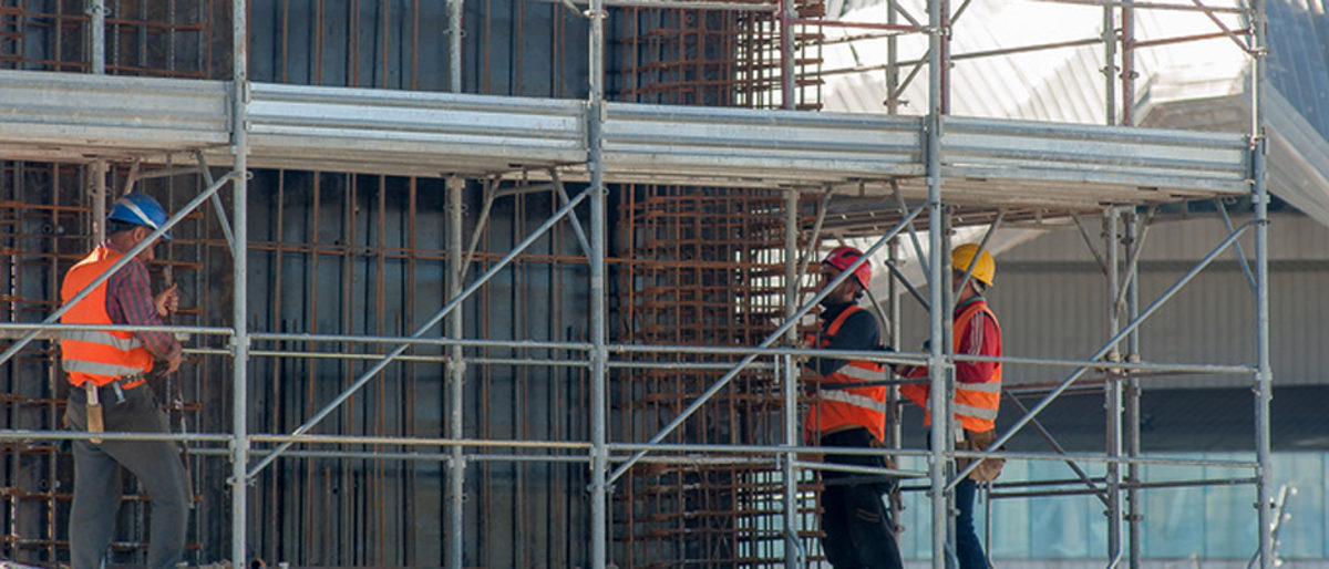 operai, operaio, edilizia, costruzione, impalcatura, forza, casco, alta visibilit, sicurezza, fatica, lavoro, costruire, lavoratore, giallo, fluorescente, incidente, colonna, commerciali, costruzioni, artigianale, artigiano, economia, impiegato, stranieri, ore, industria, prevenzione, professione, rischio, norme di sicurezza, ponteggio, ponteggi, sito, cantieri, lavoratori, forza lavoro, operaia, posto di lavoro, mondo