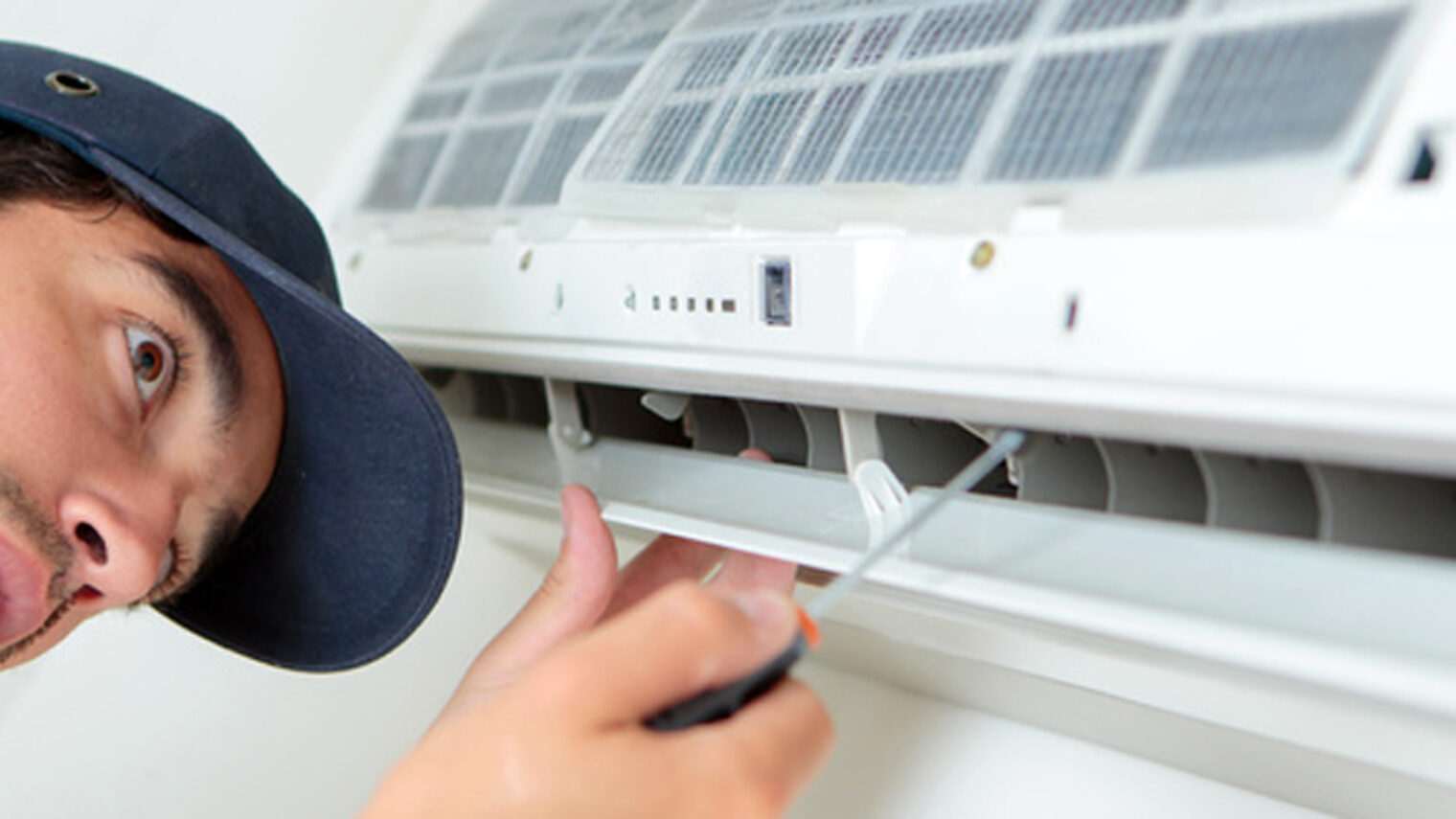 Man working on air conditioning unit Schlagwort(e): _#C_10722, _#M_Phojes_Michael, air, conditioning, man, conditioner, compressor, home, fan, hand, energy, heat, cooler, control, cool, hot, cooling, electricity, office, technology, temperature, ventilation, wall, power, cold, repair, repairman, technician, cap, screwdriver, electrician, installation, air, conditioning, man, conditioner, compressor, home, fan, hand, energy, heat, cooler, control, cool, hot, cooling, electricity, office, technology, temperature, ventilation, wall, power, cold, repair, repairman, technician, cap, screwdriver, electrician, installation