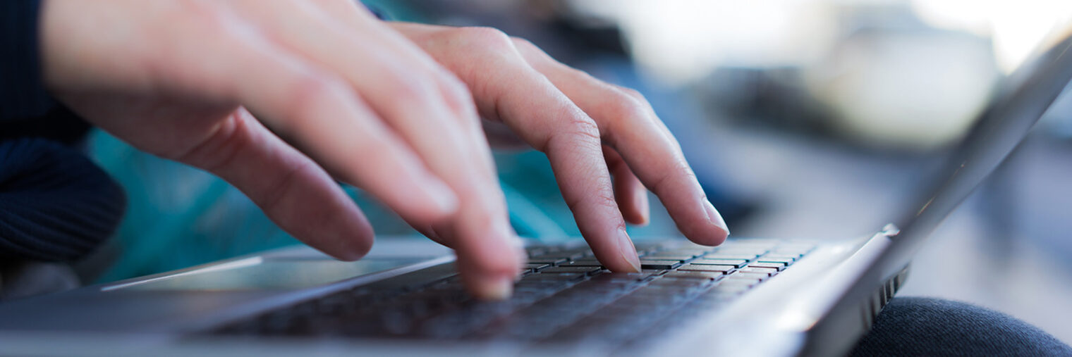 mit zehn fingern auf tastatur schreiben Schlagwort(e): computer, laptop, schreiben, tastatur, tippen, arbeit, social media, banner, studieren, student, ausschnitt, detail, technologie, online, internet, frau, mädchen, network, soziales, netzwerk, panorama, verbindung, kommunikation, draußen, outdoor, konzept, community, universität, chatten, surfen, notizen, cyberspace, einkauf, shoppen, shopping, journalist