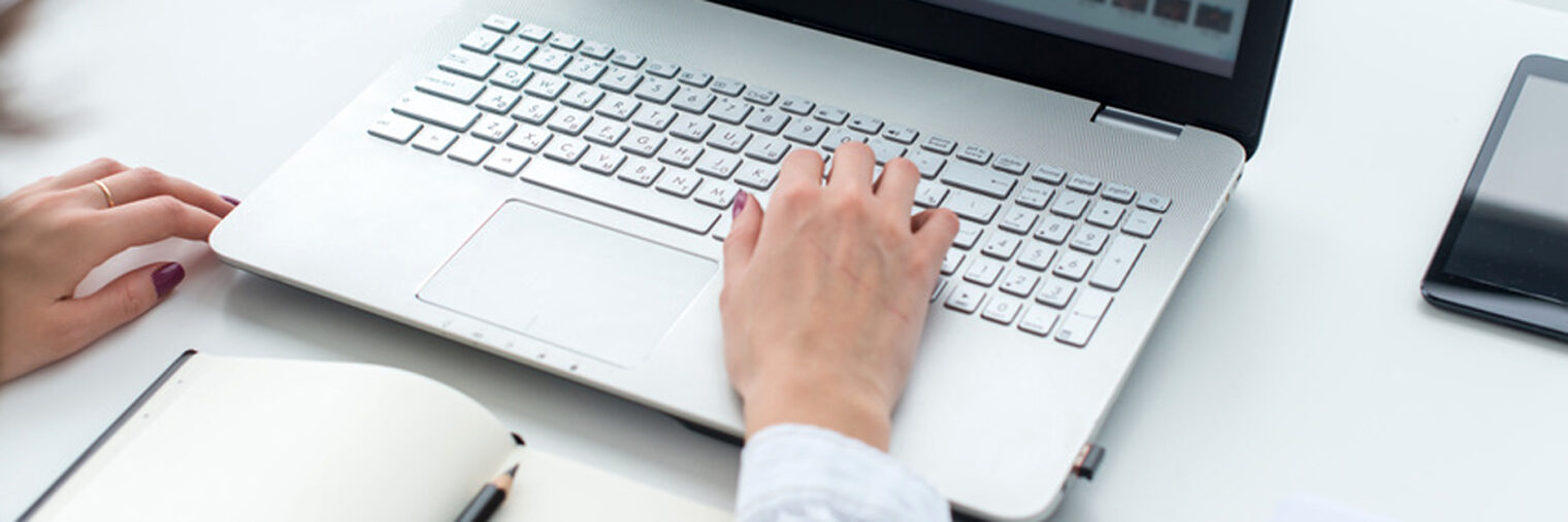 Close up of business woman hand working on laptop computer Schlagwort(e): desk, work, network, business, finger, social, notebook, finance, people, technology, computer, lifestyle, design, job, office, hand, button, keyboard, hands, write, blog, laptop, blogger, girl, home, mail, browsing, net-book, media, sitting, texting, workspace, typing, e-mail, female, wifi, accounting, women, chatting, desktop, shopping, e-business, text, workplace, using, online, freelance, copywriter