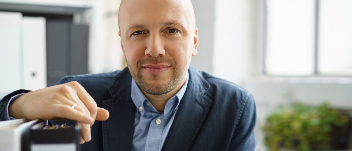 geschäftsmann stützt sich auf aktenordner Schlagwort(e): business, mann, büro, geschäftsmann, buchhaltung, buchführung, ordner, aufstützen, betriebswirtschaft, bwl, management, organisation, berater, steuerberater, finanzen, arbeit, unterlagen, bildung, akten, steuer, arbeiten, job, wissen, ordnung, universität, lehrer, sitzen, schreibtisch, fenster, selbstständig, freelancer, papiere, hefter, mitarbeiter, erfolg, erfolgreich, arbeitsplatz, raum, drinnen, firma, unternehmen, person, mensch, weiß, männlich, lächeln, 30-40, 40s