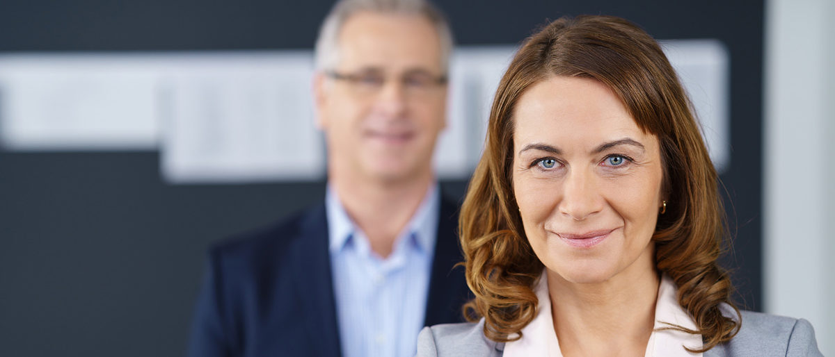 erfolgreiche, lächelnde frau am arbeitsplatz Schlagwort(e): büro, geschäftsführung, chef, führung, frau, mann, senior, arbeitsplatz, arbeiten, erfolg, geschäftsleute, teamwork, team, paar, kompetenz, stehen, kollegen, unternehmer, selbstsicher, manager, management, führung, unternehmen, best ager, zusammen, business, arbeit, älter, erfahrung, projekt, erfolgreich, geschäft, firma, alter, anzug, formal, personen, menschen, leute, lächeln, kaukasier, grau, zwei, 50s