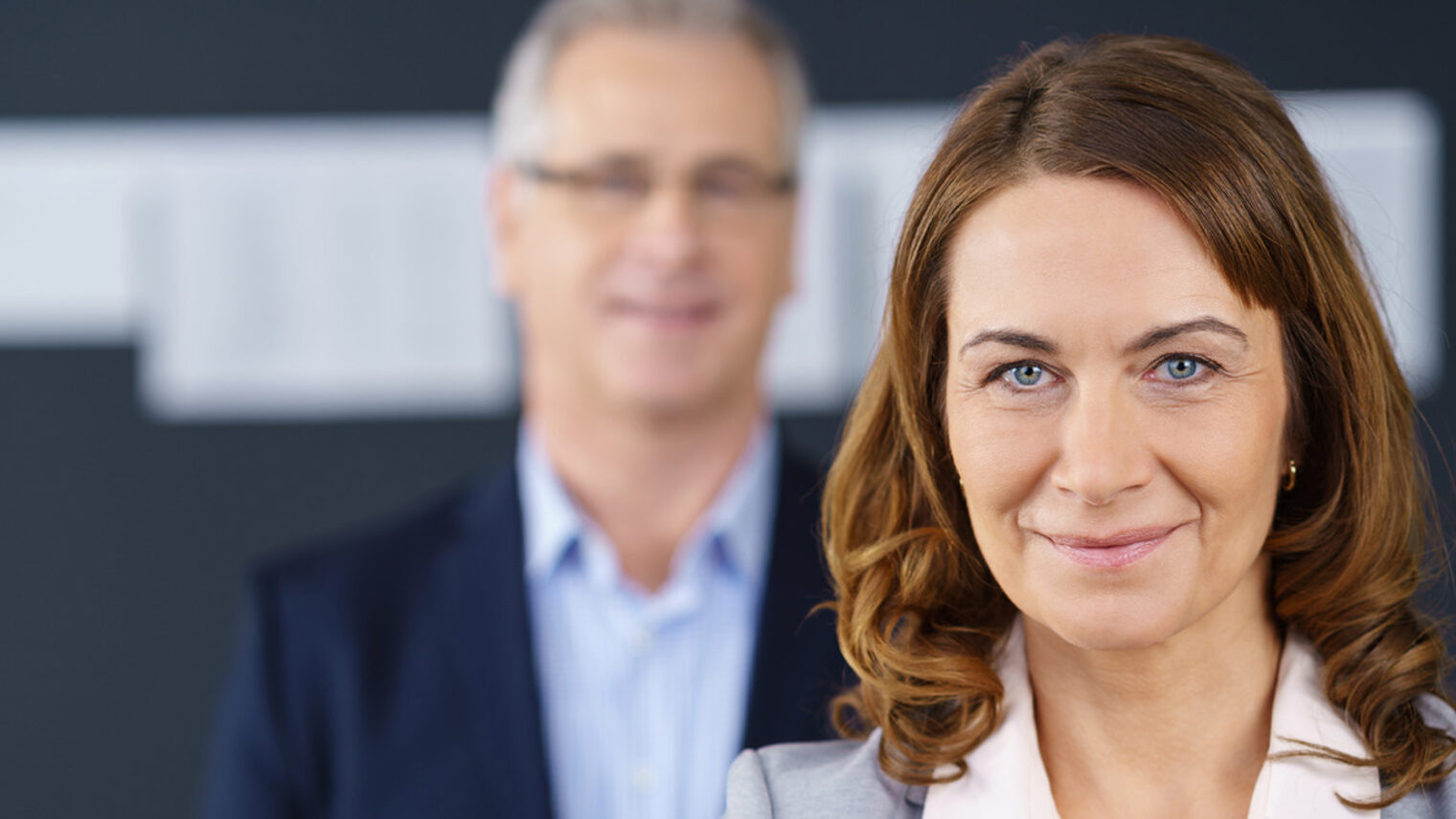 erfolgreiche, lächelnde frau am arbeitsplatz Schlagwort(e): büro, geschäftsführung, chef, führung, frau, mann, senior, arbeitsplatz, arbeiten, erfolg, geschäftsleute, teamwork, team, paar, kompetenz, stehen, kollegen, unternehmer, selbstsicher, manager, management, führung, unternehmen, best ager, zusammen, business, arbeit, älter, erfahrung, projekt, erfolgreich, geschäft, firma, alter, anzug, formal, personen, menschen, leute, lächeln, kaukasier, grau, zwei, 50s