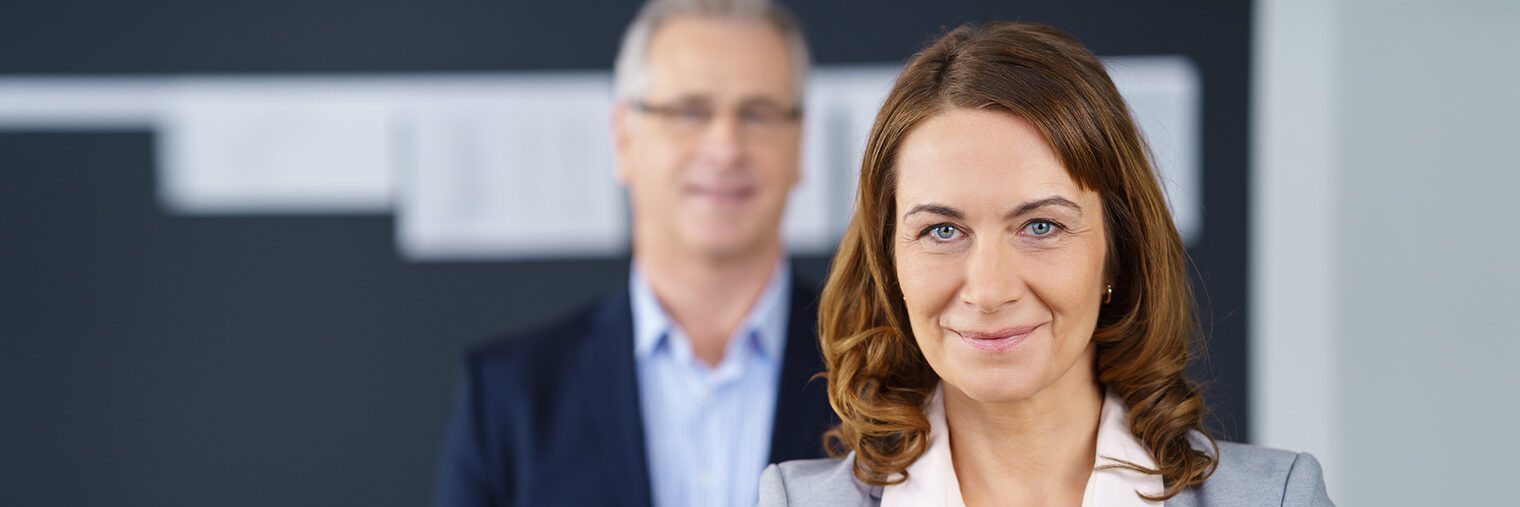 erfolgreiche, lächelnde frau am arbeitsplatz Schlagwort(e): büro, geschäftsführung, chef, führung, frau, mann, senior, arbeitsplatz, arbeiten, erfolg, geschäftsleute, teamwork, team, paar, kompetenz, stehen, kollegen, unternehmer, selbstsicher, manager, management, führung, unternehmen, best ager, zusammen, business, arbeit, älter, erfahrung, projekt, erfolgreich, geschäft, firma, alter, anzug, formal, personen, menschen, leute, lächeln, kaukasier, grau, zwei, 50s