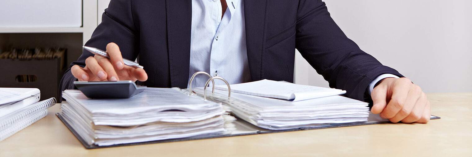 Mitarbeiter vom Finanzamt macht eine Betriebsprüfung mit Taschenrechner im Büro Schlagwort(e): Mann, Taschenrechner, rechnen, Finanzierung, Business, Büro, Buchhaltung, Berater, Fachberater, Akte, Aktenordner, Steuerberater, Finanzen, Kalkulation, kalkulieren, Berechnung, Auswertung, Betriebsprüfung, Finanzamt, Steuerprüfung, Prüfer, Buchhalter, Geld, Aufgabe, Student, Geschäftsmann, Schreibtisch, Arbeitsplatz, Erfolg, freudig, Tisch, Job, arbeiten, Manager, Azubi, lernen, Kaufmann, attraktiv, Karriere, Verwaltung, glücklich, Bürokratie, Angestellter, tippen, Arbeit, Beruf, sitzen, Mensch, Person, Europäer