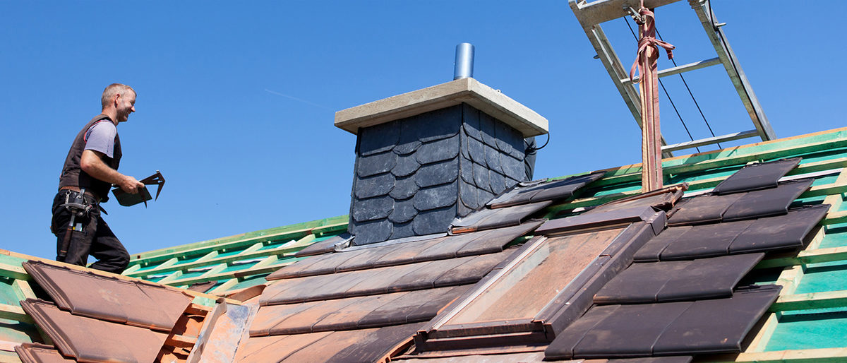 dachdecker bei der arbeit Schlagwort(e): dachdecker, dach, handwerk, handwerker, bauarbeiter, mann, bau, ziegel, dachziegel, decken, first, baustelle, haus, hausbau, meister, geselle, rohbau, bauen, beruf, arbeit, arbeiten, job, person, mensch, draußen, arbeit, arbeiten, 30-40