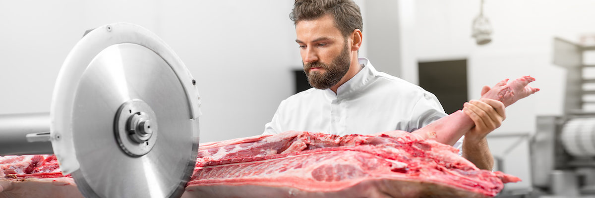 Handsome butcher cutting pork carcasse with big electric saw at the meat manufacturing Schlagwort(e): meat, butcher, big, saw, slicing, slicer, machine, raw, manufacture, pork, man, cutting, working, handsome, food, male, factory, carcass, butchery, work, manufacturing, ripper, cut, portrait, worker, industry, person, model, people, fresh, red, shop, freshness, store, market, white, caucasian, bearded, processing, industrial, adult, uniform, pig, occupation, profession, production, bandsaw, equipment