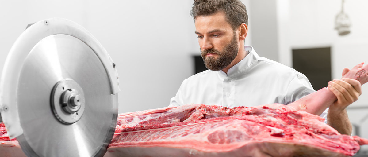 Handsome butcher cutting pork carcasse with big electric saw at the meat manufacturing Schlagwort(e): meat, butcher, big, saw, slicing, slicer, machine, raw, manufacture, pork, man, cutting, working, handsome, food, male, factory, carcass, butchery, work, manufacturing, ripper, cut, portrait, worker, industry, person, model, people, fresh, red, shop, freshness, store, market, white, caucasian, bearded, processing, industrial, adult, uniform, pig, occupation, profession, production, bandsaw, equipment