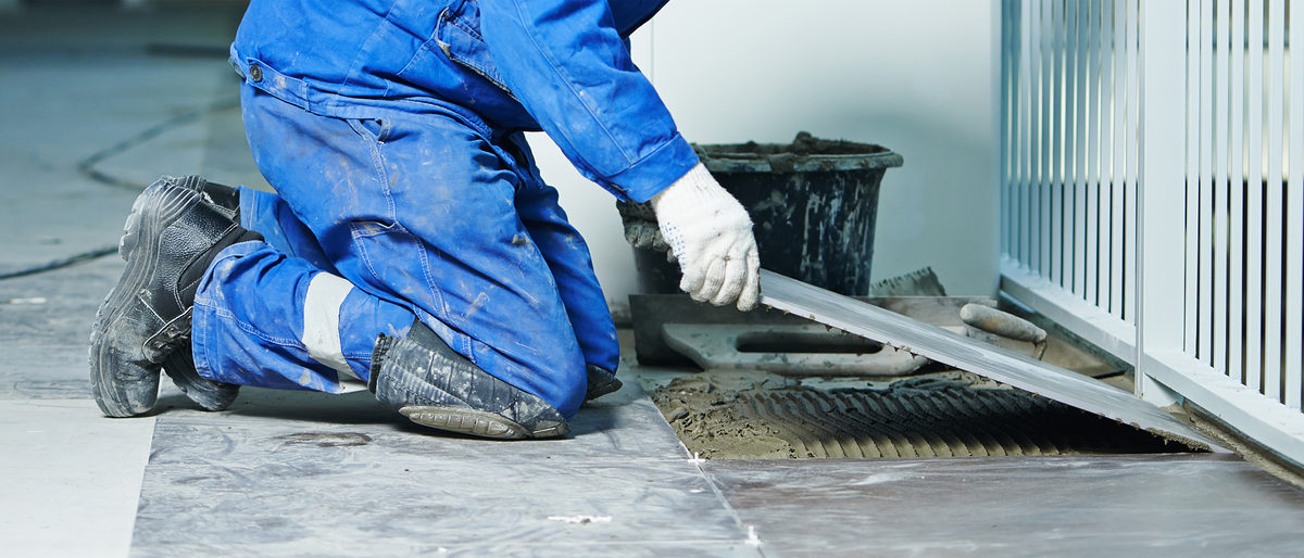 industrial tiler builder worker installing floor tile at repair renovation work Schlagwort(e): flooring, renovation, man, laying, tile, tiling, tiler, trowel, mortar, plaster, plastering, worker, builder, cement, ceramic, construction, contractor, male, fix, handyman, indoor, interior, material, modern, overhaul, professional, spacer, tool, workshop, laborer, labor, apartment, caucasian, decorating, decoration, improvement, master, renewal, repair, repairman, residential, restoration, work, workplace, industrial, tiling work, floor, serviceman, tile cutter