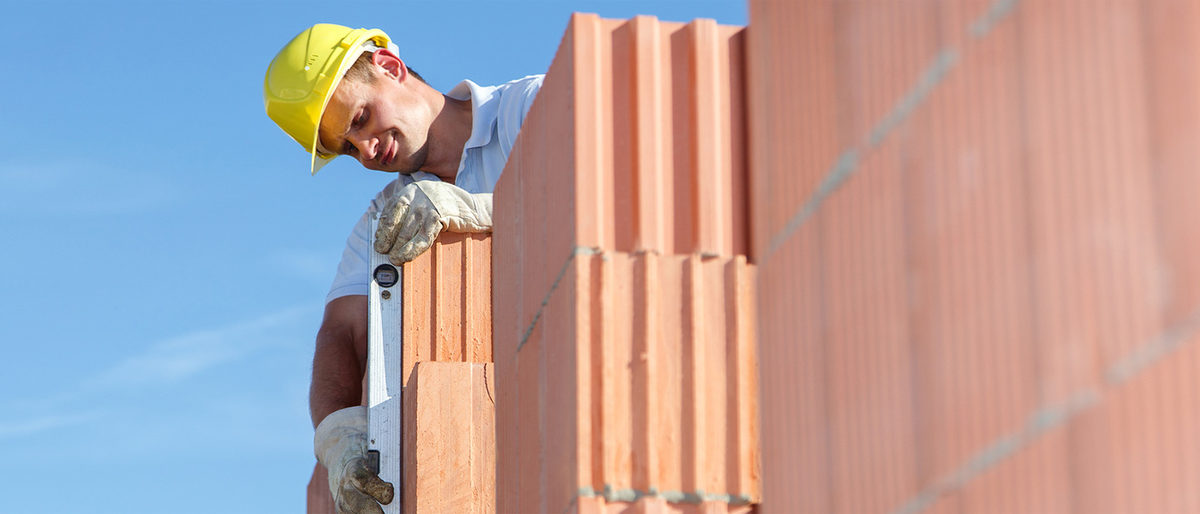 bauarbeiter, maurer, wasserwaage, baustelle, bauhelm, mann, mauerwerk, hausbau, rohbau, ziegelwand, men at work, genauigkeit, konzentration, haus, helm, aufbauen, messen, industrie, berufsbekleidung, erwachsener, backstein, beruf, copy space, drauen, holding, kaukasier, kompetenz, konstruktion, leute, messend, przision, safety, schutz, tool, wand, working, mnnlich, vertikale, stockwerk, fortschritt, arbeit, arbeitsschutz, blick, prfen, freundlich, zufrieden, lcheln, handwerker, handwerk