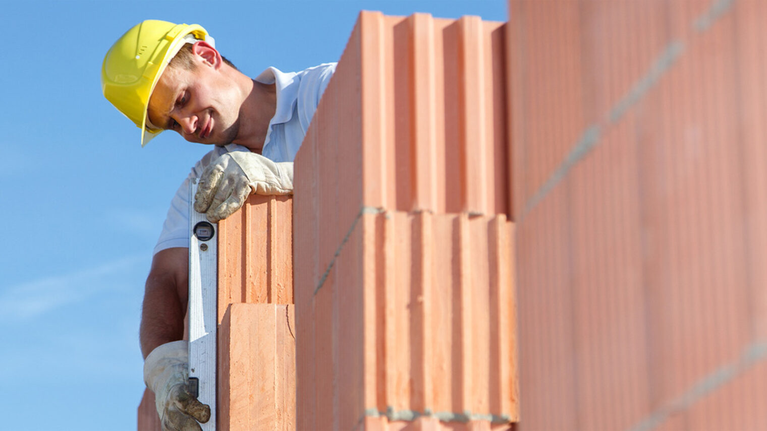 bauarbeiter, maurer, wasserwaage, baustelle, bauhelm, mann, mauerwerk, hausbau, rohbau, ziegelwand, men at work, genauigkeit, konzentration, haus, helm, aufbauen, messen, industrie, berufsbekleidung, erwachsener, backstein, beruf, copy space, drauen, holding, kaukasier, kompetenz, konstruktion, leute, messend, przision, safety, schutz, tool, wand, working, mnnlich, vertikale, stockwerk, fortschritt, arbeit, arbeitsschutz, blick, prfen, freundlich, zufrieden, lcheln, handwerker, handwerk