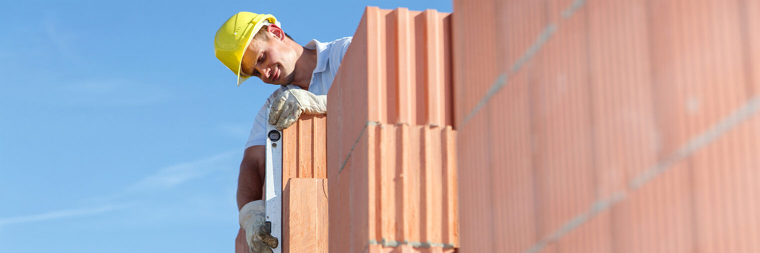 bauarbeiter, maurer, wasserwaage, baustelle, bauhelm, mann, mauerwerk, hausbau, rohbau, ziegelwand, men at work, genauigkeit, konzentration, haus, helm, aufbauen, messen, industrie, berufsbekleidung, erwachsener, backstein, beruf, copy space, drauen, holding, kaukasier, kompetenz, konstruktion, leute, messend, przision, safety, schutz, tool, wand, working, mnnlich, vertikale, stockwerk, fortschritt, arbeit, arbeitsschutz, blick, prfen, freundlich, zufrieden, lcheln, handwerker, handwerk