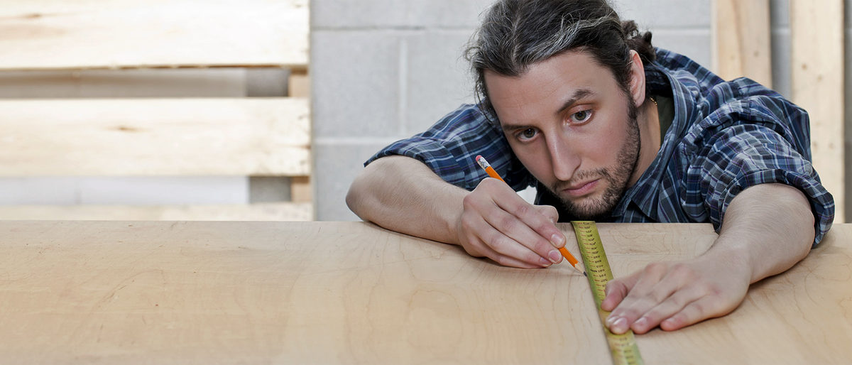 Portrait of man measuring a piece of plywood Schlagwort(e): male, woodworking, caucasian, person, industrial, woodwork, craft, worker, man, measure, job, lumber, carpenter, builder, renovation, measurement, guy, carpentry, improvement, dimensions, project, marking, craftsman, tradesman