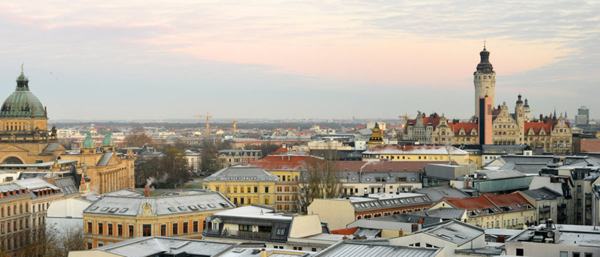 Leipzig Panorama Schlagwort(e): Leipzig, bundesverwaltungsgericht, rathaus, zentrum, stadt, stadtzentrum, gebäude, tourismus, verwaltung, stadtverwaltung, stadion, überblick, panorama, skyline, kirchen, kirche, bauten, architektur, gebäude, häuser
