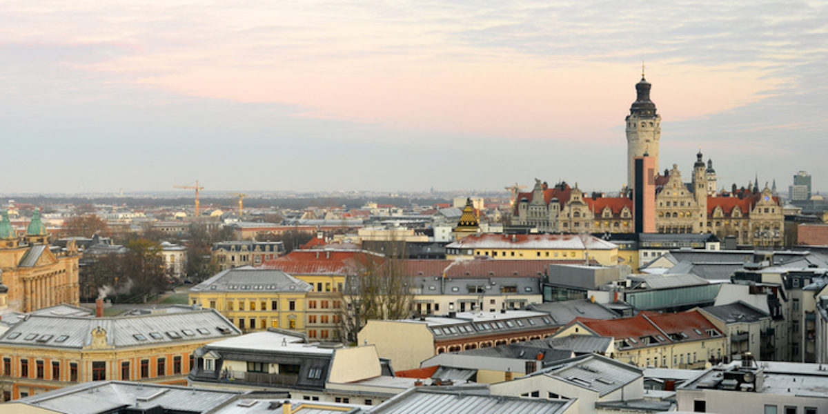 Leipzig Panorama Schlagwort(e): Leipzig, bundesverwaltungsgericht, rathaus, zentrum, stadt, stadtzentrum, gebäude, tourismus, verwaltung, stadtverwaltung, stadion, überblick, panorama, skyline, kirchen, kirche, bauten, architektur, gebäude, häuser