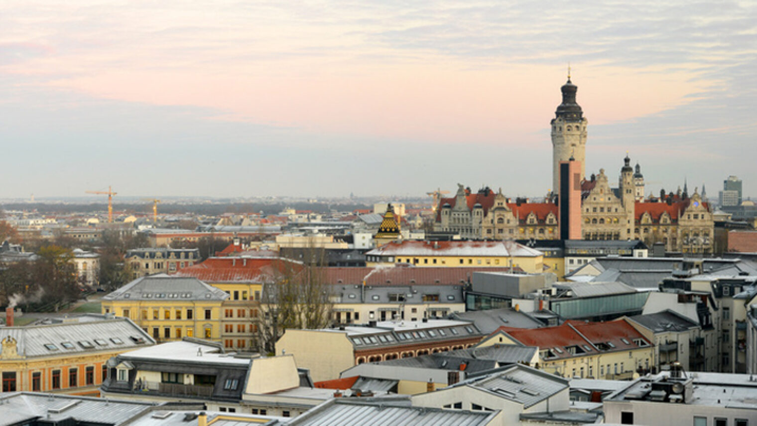 Leipzig Panorama Schlagwort(e): Leipzig, bundesverwaltungsgericht, rathaus, zentrum, stadt, stadtzentrum, gebäude, tourismus, verwaltung, stadtverwaltung, stadion, überblick, panorama, skyline, kirchen, kirche, bauten, architektur, gebäude, häuser