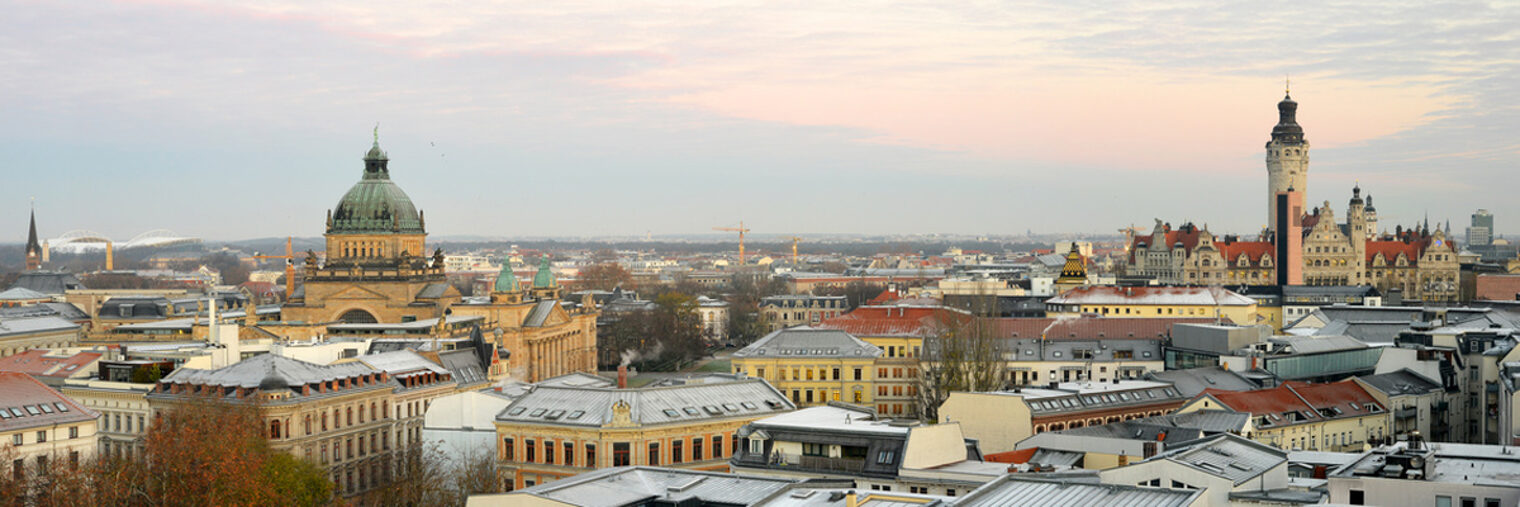 Leipzig Panorama Schlagwort(e): Leipzig, bundesverwaltungsgericht, rathaus, zentrum, stadt, stadtzentrum, gebäude, tourismus, verwaltung, stadtverwaltung, stadion, überblick, panorama, skyline, kirchen, kirche, bauten, architektur, gebäude, häuser