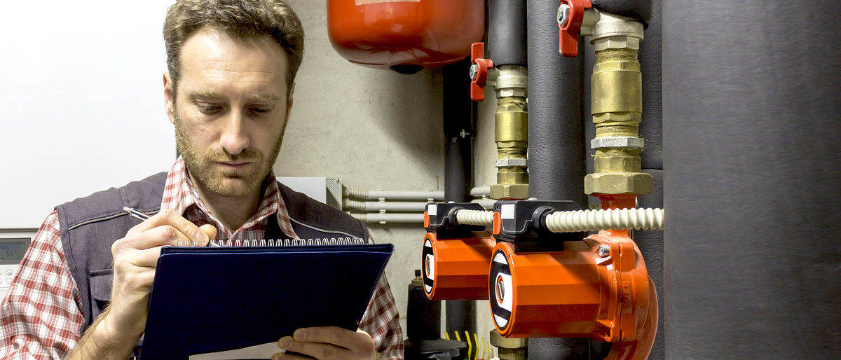 plumber at work making the consumption metering Schlagwort(e): Hydraulic, plumber, metering, service, boiler,heat pump, chiller