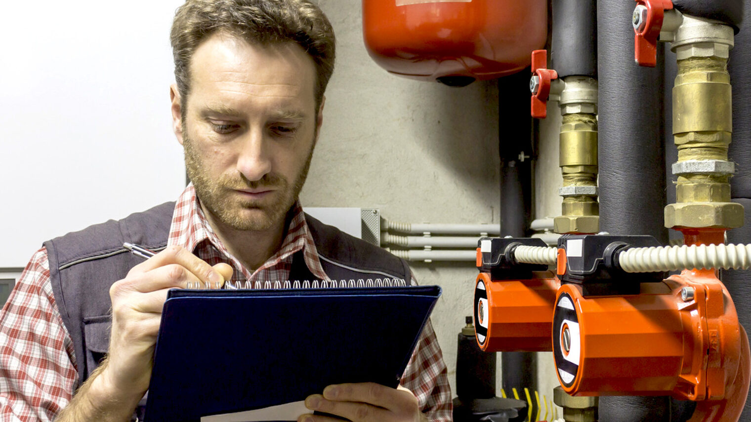 plumber at work making the consumption metering Schlagwort(e): Hydraulic, plumber, metering, service, boiler,heat pump, chiller