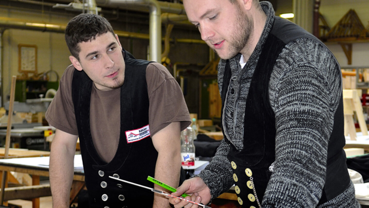 Im Bildungs- und Technologiezentrum zeigt sich, dass ältere Lehrlinge wie der "studierte Zimmermann" Daniel Fechtel (r.) einen positiven auf ihre Klasse haben. Hier vermisst er gemeinsam mit Jakob Steglich Teile für einen Holzbock.