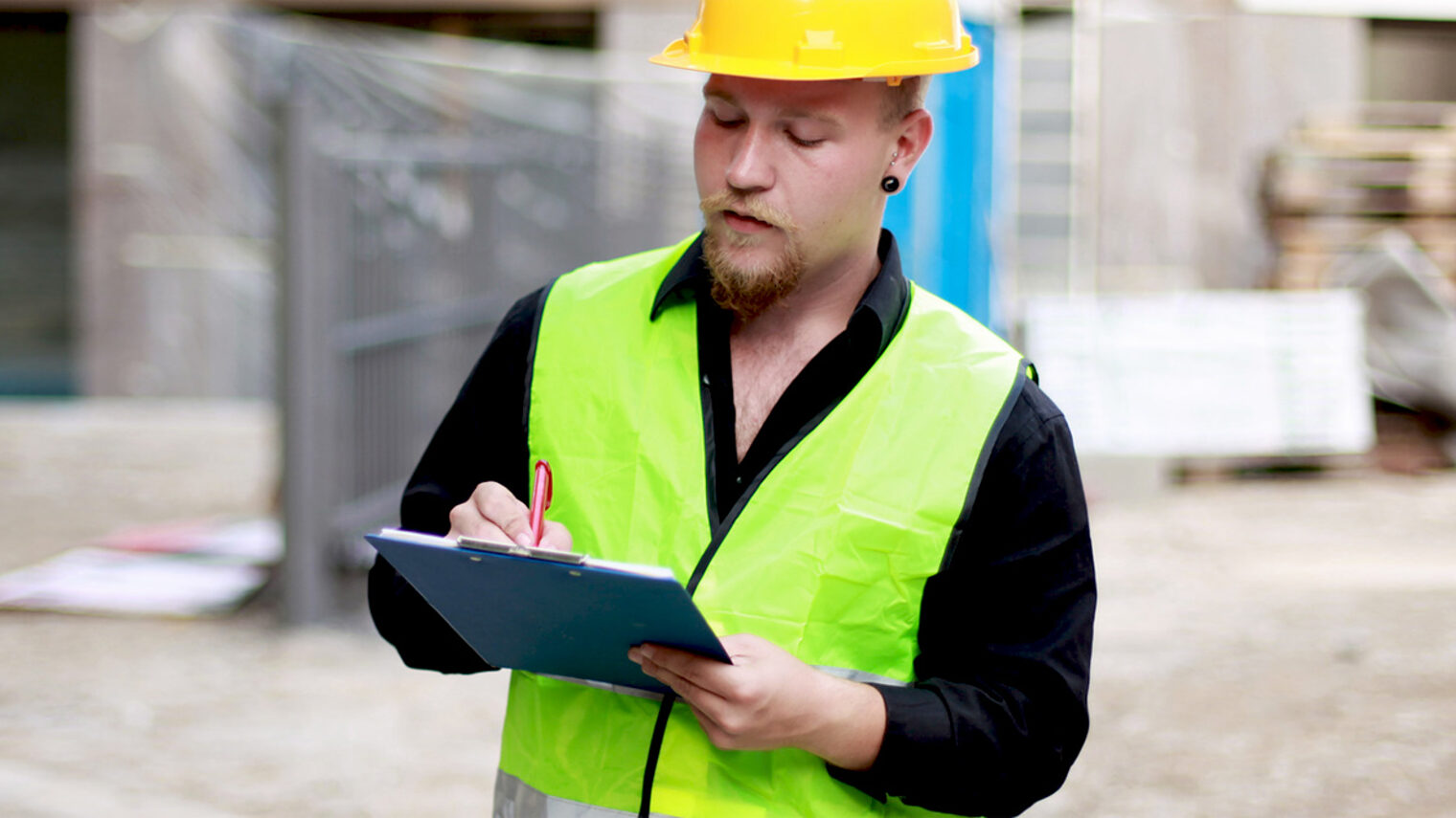 baustelle, bau, bauarbeiter, mann, ingeneur, architekt, bauen, haus, gefhrlich, zeichnung, konstruktion, konstruieren, warnweste, helm, gelb, grn, leuchtstreifen, reflektoren, zeichenbrett, bart, jung, student, praktikant, beruf, bauleiter, drauen, stadt, finanzieren, bauingeneur, architektur, stift, schreiben, notieren, leiter, chef, grundmauern, mauer, paletten, arbeiter, roh, klo, dixi, konzentriert, wohnen, wohnung, schutz, schtzen, sicherheit, sicherheitsmanahmen, vorschriften