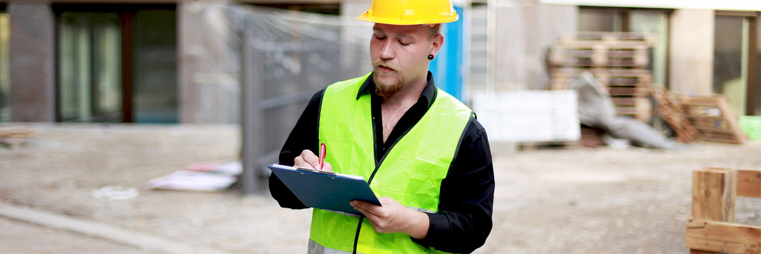 baustelle, bau, bauarbeiter, mann, ingeneur, architekt, bauen, haus, gefhrlich, zeichnung, konstruktion, konstruieren, warnweste, helm, gelb, grn, leuchtstreifen, reflektoren, zeichenbrett, bart, jung, student, praktikant, beruf, bauleiter, drauen, stadt, finanzieren, bauingeneur, architektur, stift, schreiben, notieren, leiter, chef, grundmauern, mauer, paletten, arbeiter, roh, klo, dixi, konzentriert, wohnen, wohnung, schutz, schtzen, sicherheit, sicherheitsmanahmen, vorschriften