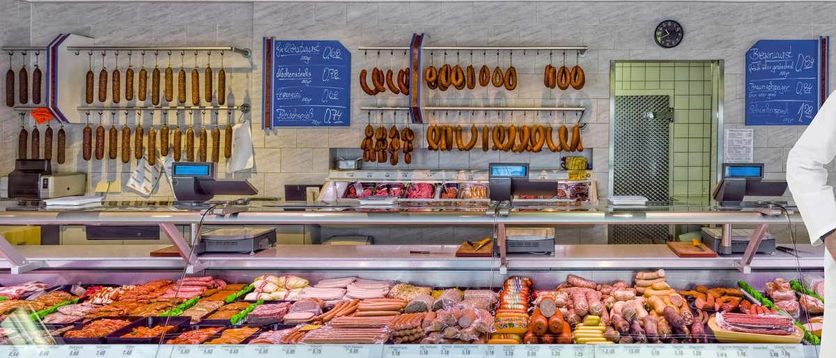 Fleischerei, Geschäft, Verkauf, Wurst, Fleisch, Schwein, Rind, Geflügel, geräuchert, Schinken, Fleischereigeschäft, historisch, Kate, Spezialitäten, Tresen, Verkaufstresen, Chef, Verkäufer, Mann, Besitzer, Mensch, Schlachter, Fleischer, Verkäuferin, fleischerei, geschft, verkauf, wurst, fleisch, schwein, rind, geflgel, geruchert, schinken, fleischereigeschft, historisch, kate, spezialitten, tresen, verkaufstresen, chef, verkufer, mann, besitzer, mensch, schlachter, fleischer, verkuferin