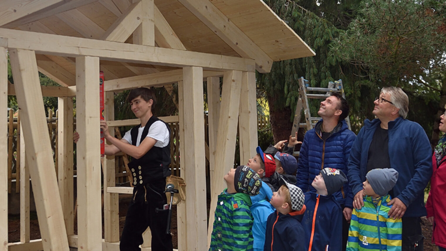 Kita Hummelburg erhält Holz-Spielhaus.