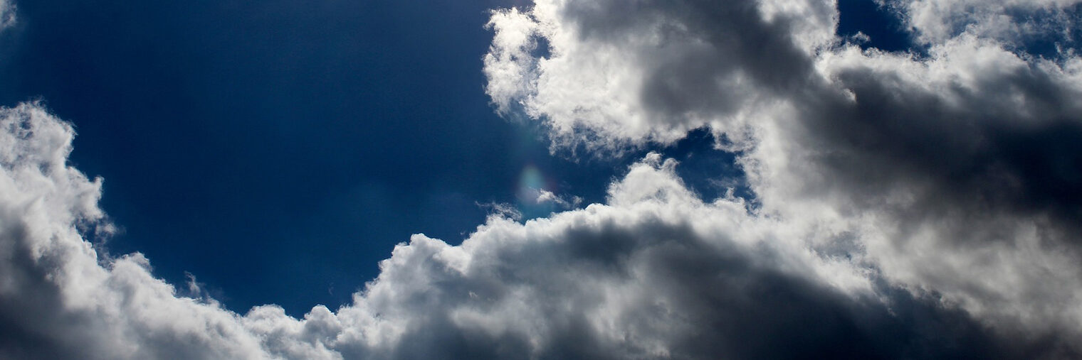 Dunkle Wolken. Bild: PhonoPhlux / pixabay.com