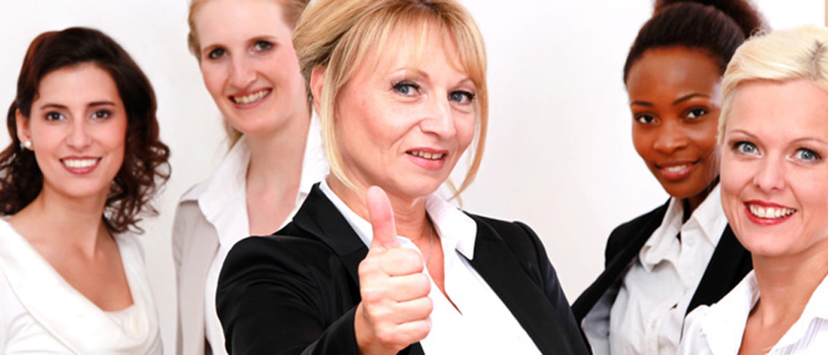 chefin, frau, beruf, karriere, frauenquote, erfolg, erfolgreich, daumen, hoch, frauenpower, power, geschftsfrau, kauffrau, unternehmer, unternehmerin, managerin, weiblich, mehrere, frauen, personen, kostm, bro, job, arbeit, positiv, sieg, empfehlung, blond, blondine, quote, fhrungsposition, personel, arbeitskollegen, kollegen, mitarbeiter, people, business, lchelnd, frhlich, gesicht, blick, career, management, ausbildung, bildung, weiterbildung, teilzeit, arbeitszeit, gruppe, team