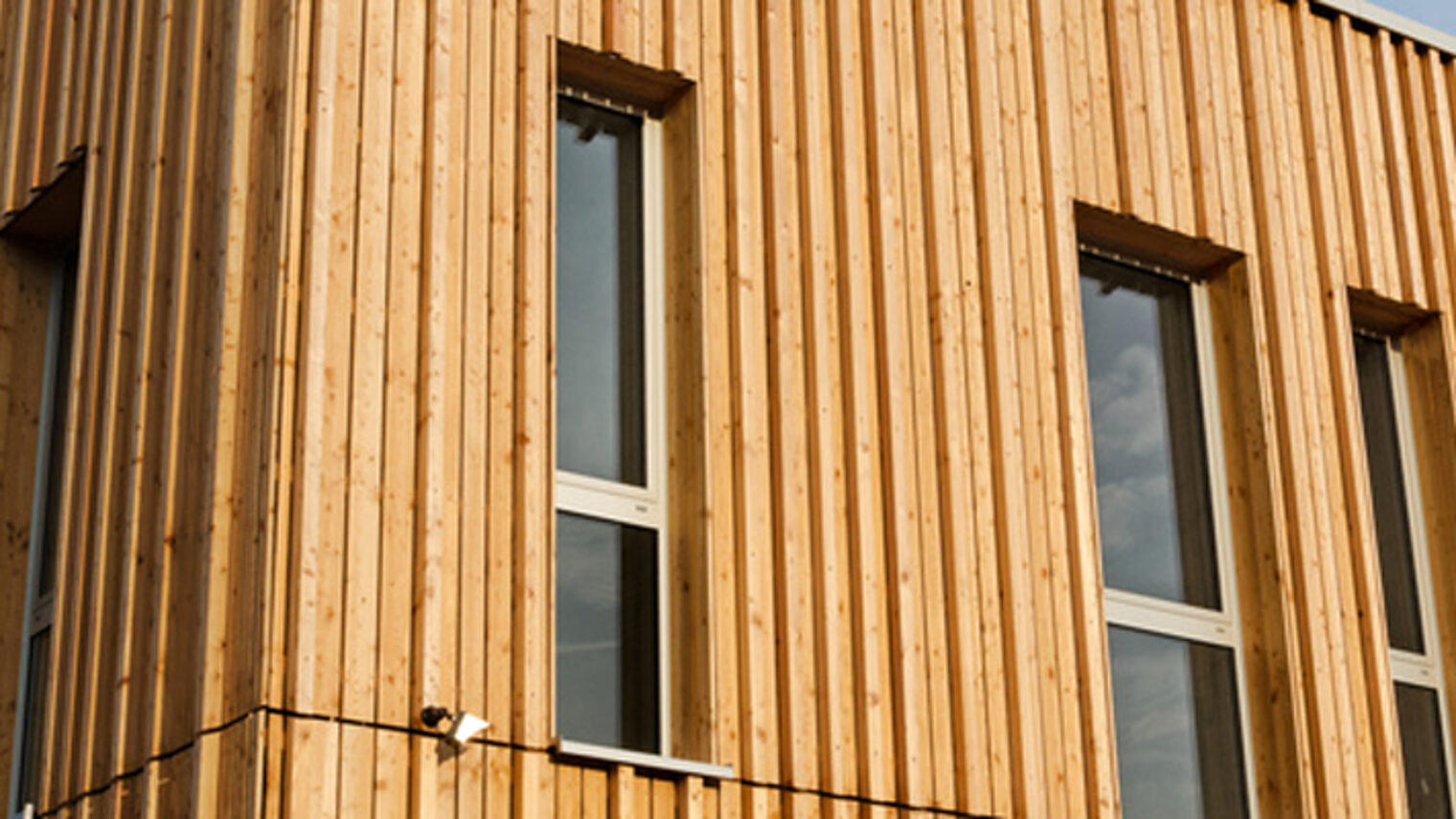 holzhaus, holzfassade, fassade, holz, gebude, modern, neu, gebudefassade, haus, hausfassade, profil, himmel, fenster, struktur, dynamisch, wand, auenwand, kantholz, profilholz, perspektive, froschperspektive, von unten, fassadenprofil, architektur, kologisch, natrlich, vollholz, nadelholz, biologisch, hauswand, umweltfreundlich, tannenholz, nachhaltig, unbehandelt, nahaufnahme, detail, textur, sauber, neubau, kiefer, profiliert, baustoff, kiefernholz, holzbauweise, schmal, konstruktion, holzkonstruktion, brogebude, wohnhaus, firmengebude