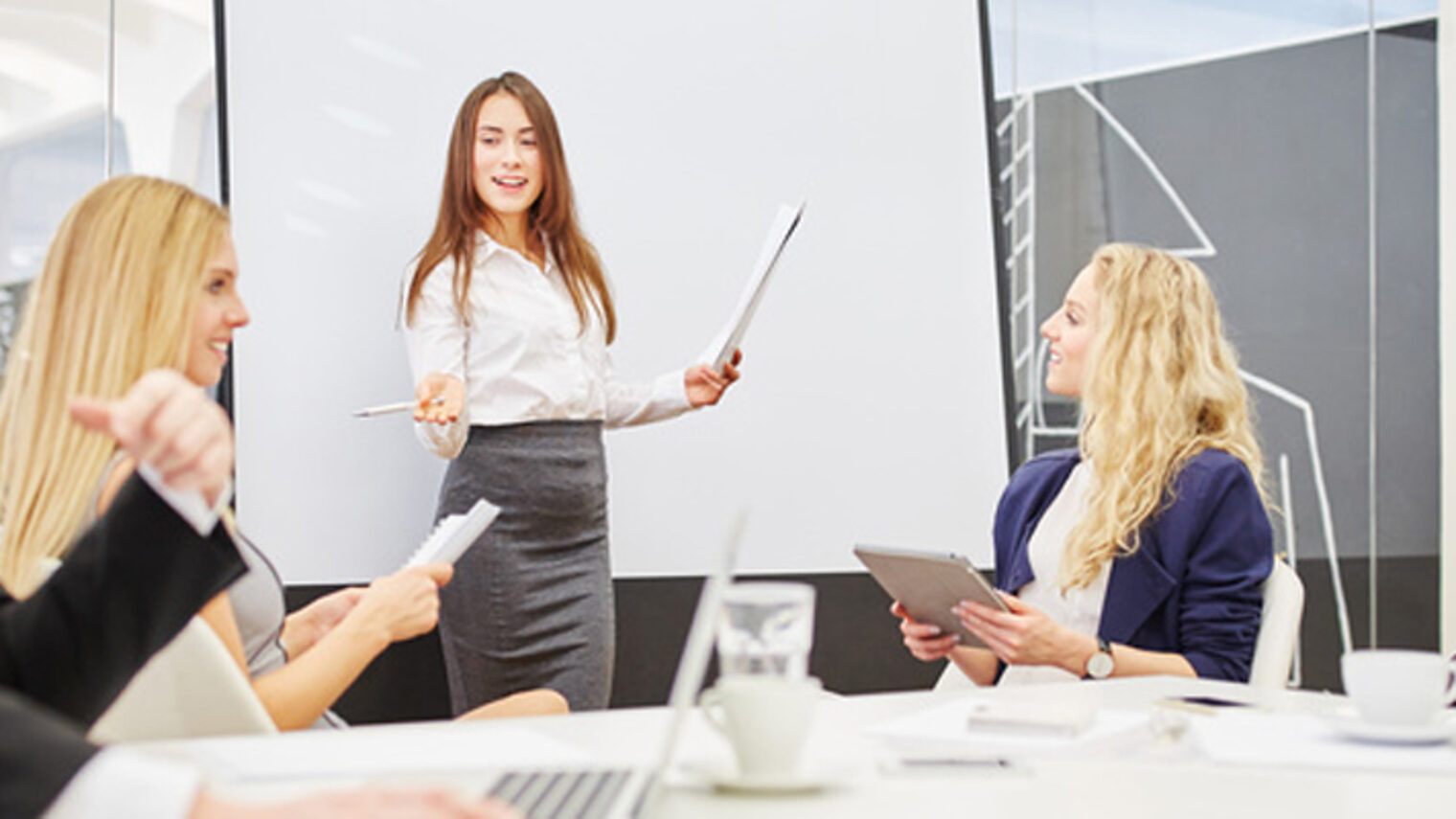 Geschäftsfrau in einem Seminar hält Vortrag bei einer Präsentation Schlagwort(e): Präsentation, Business, Meeting, Team, Seminar, Besprechung, Flipchart, Whiteboard, Frau, Vortrag, Lösung, Consulting, Büro, Zusammenarbeit, Gruppe, Leute, Planung, Beratung, Berater, Treffen, arbeiten, Teamarbeit, Konferenzraum, Kommunikation, Partnerschaft, Geschäftsleute, Sitzung, Mann, Geschäftsfrau, Geschäftsmann, zuhören, lernen, Weiterbildung
