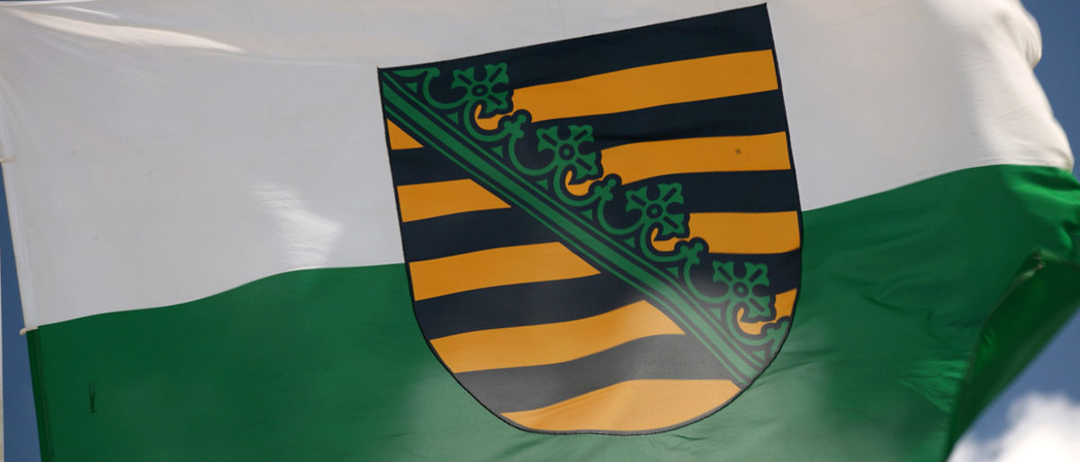 Fahne des deutschen Bundeslandes Sachsen Schlagwort(e): Sachsen, Bundesfahne, Bundesflagge, Länderfahne, Länderflagge, Fahne, Flagge, Fahnenmast, Flaggenmast, Mast, Staatssymbol, Ländersymbol, national, Deutschland, Bundesland, deutsch, sachsen, bundesfahne, bundesflagge, lnderfahne, lnderflagge, fahne, flagge, fahnenmast, flaggenmast, mast, staatssymbol, lndersymbol, national, deutschland, bundesland, deutsch