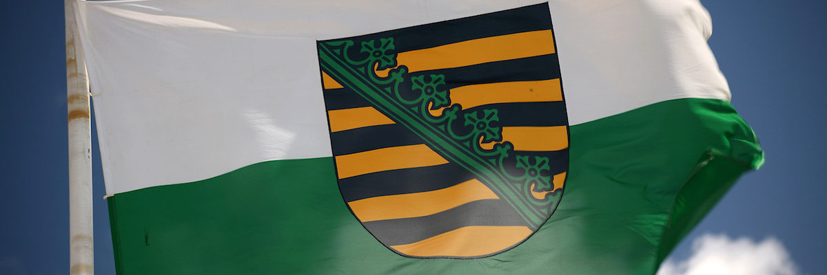 Fahne des deutschen Bundeslandes Sachsen Schlagwort(e): Sachsen, Bundesfahne, Bundesflagge, Länderfahne, Länderflagge, Fahne, Flagge, Fahnenmast, Flaggenmast, Mast, Staatssymbol, Ländersymbol, national, Deutschland, Bundesland, deutsch, sachsen, bundesfahne, bundesflagge, lnderfahne, lnderflagge, fahne, flagge, fahnenmast, flaggenmast, mast, staatssymbol, lndersymbol, national, deutschland, bundesland, deutsch
