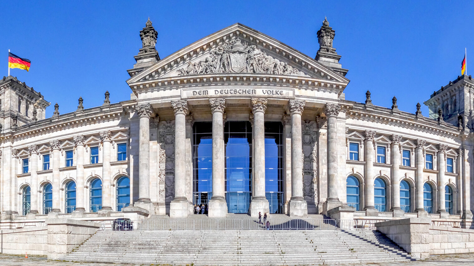 berlin, reichstag, reichstagsgebude, parlament, bundestag, flagge, deutsch, deutschlandflagge, platz der republik, sitz, deutscher bundestag, politik, panorama, hauptstadt, deutschland, sehenswrdigkeit, sehenswert, textfreiraum, tourismus, weltstadt, metropole, urban, historisch, bauwerk, architektur, abgeordnetenhaus, kanzler, bundeshauptstadt, regierung, orientierungspunkt, reiseziel, touristisch, denkmal, innenstadt, mitte, tageslichtaufnahme, tageslicht, niemand, aussergewhnlich, gebogen