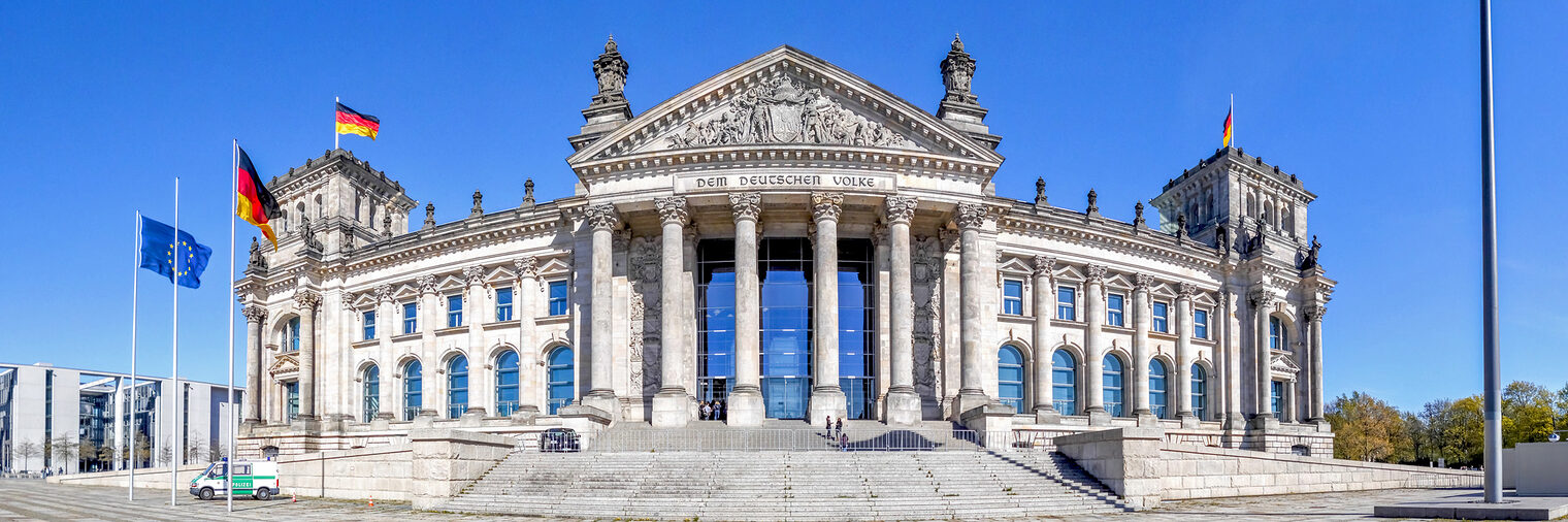 berlin, reichstag, reichstagsgebude, parlament, bundestag, flagge, deutsch, deutschlandflagge, platz der republik, sitz, deutscher bundestag, politik, panorama, hauptstadt, deutschland, sehenswrdigkeit, sehenswert, textfreiraum, tourismus, weltstadt, metropole, urban, historisch, bauwerk, architektur, abgeordnetenhaus, kanzler, bundeshauptstadt, regierung, orientierungspunkt, reiseziel, touristisch, denkmal, innenstadt, mitte, tageslichtaufnahme, tageslicht, niemand, aussergewhnlich, gebogen