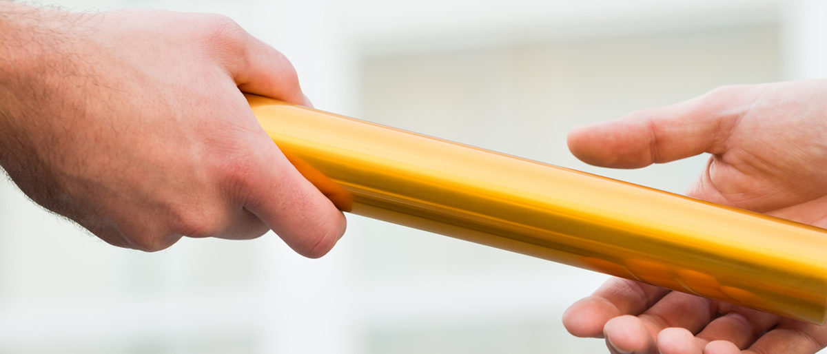Cropped hand of businessman giving golden relay baton to colleague outdoors Schlagwort(e): baton, passing, business, winning, team, relay, pass, continuity, race, businessman, two, colleague, hand, golden, giving, taking, runner, employee, sport, people, support, holding, corporate, agreement, men