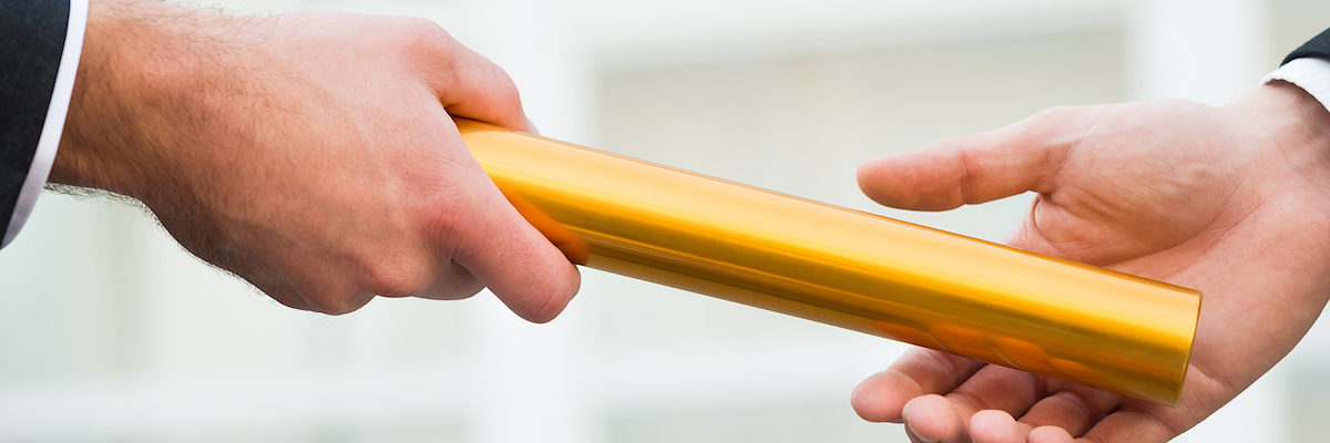 Cropped hand of businessman giving golden relay baton to colleague outdoors Schlagwort(e): baton, passing, business, winning, team, relay, pass, continuity, race, businessman, two, colleague, hand, golden, giving, taking, runner, employee, sport, people, support, holding, corporate, agreement, men