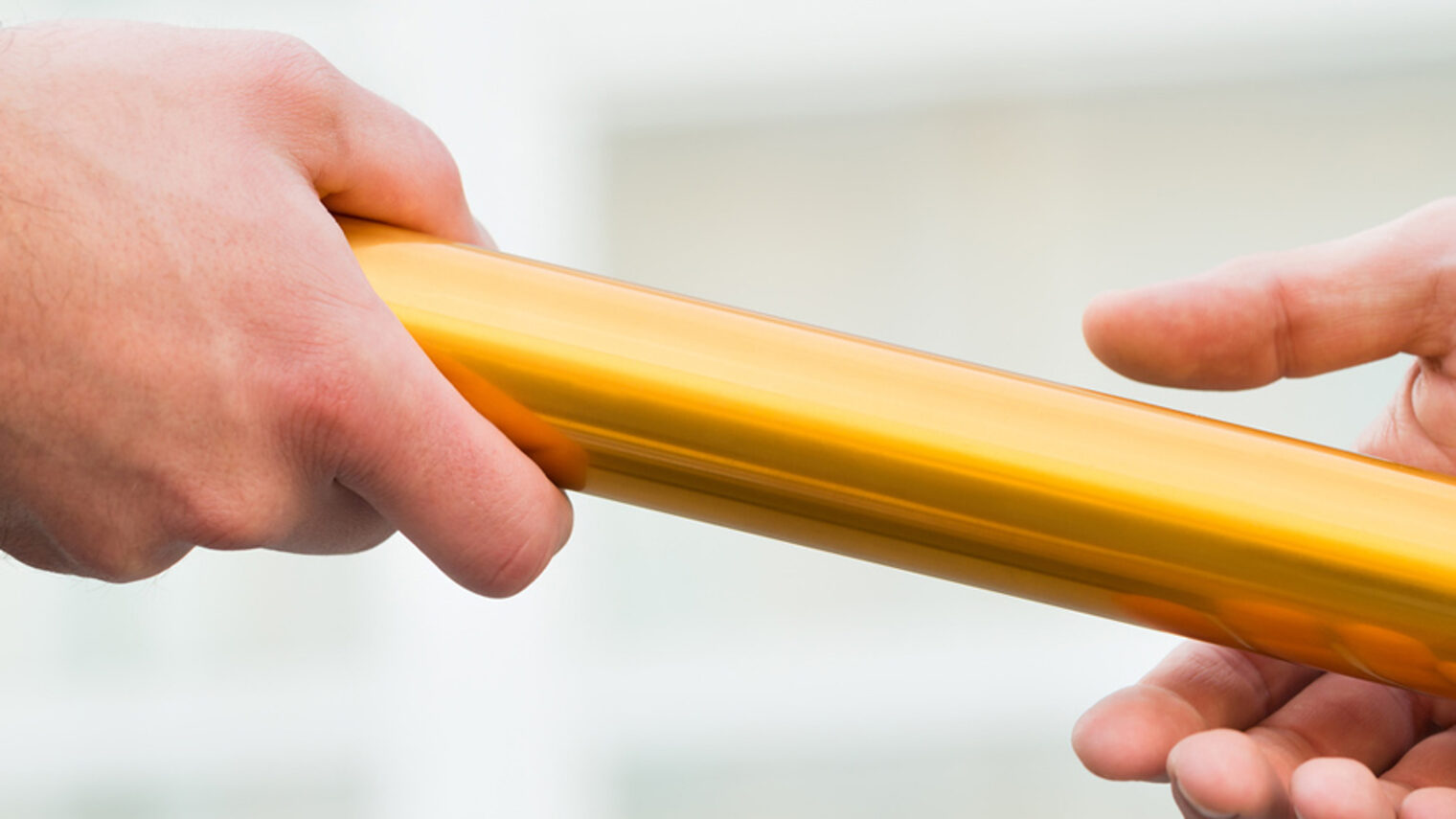 Cropped hand of businessman giving golden relay baton to colleague outdoors Schlagwort(e): baton, passing, business, winning, team, relay, pass, continuity, race, businessman, two, colleague, hand, golden, giving, taking, runner, employee, sport, people, support, holding, corporate, agreement, men