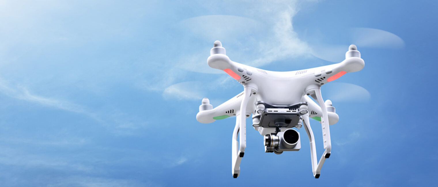 Small white drone hover with blue sky background Schlagwort(e): drone, sky, cloud, blue, quadcopter, camera, gimbal, rotor, technology, spy, propeller, aerial, helicopter, robot, fly, surveillance, quadrocopter, photography, white, vehicle, remote, control, flight, aircraft, unmanned, uav, watching, modern, professional, digital, copter, gadget, small, outdoors, motion, innovation, transport, wireless, aviation, float, hover, flying